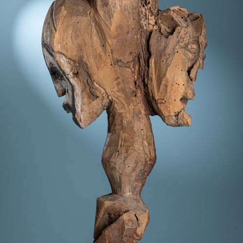 Objet : Statue Janus 
Ethnie : Tsogho 
Description : Poteau décoré de deux visag&hellip;