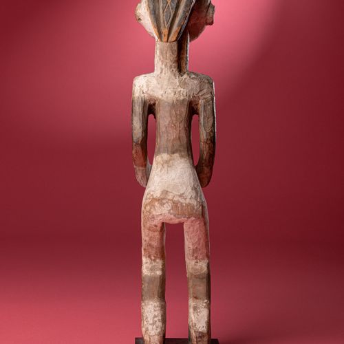 Objet : Statue d’Ebandja 
Ethnie : Puvi 
Description : Statue avec coloration bl&hellip;