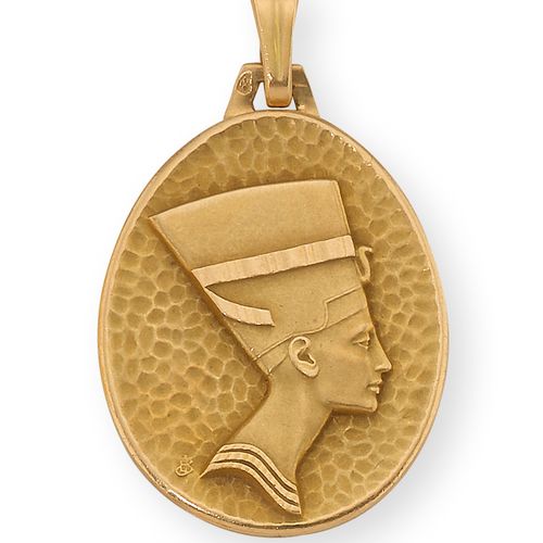 Pendentif en or jaune, retenant une médaille sculpté du profil de la reine Néfer&hellip;