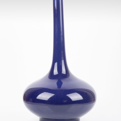 (E) 中国，19世纪 
一对粉蓝色的珐琅彩瓷瓶，腹部扁平，颈部狭长。 
H.37厘米