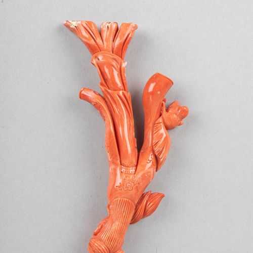 Null (E) 中国，约1920年

两件橙色珊瑚的春之女神雕像，其中一件的衣服上有一只松鼠的部分

高：16和9.6厘米
