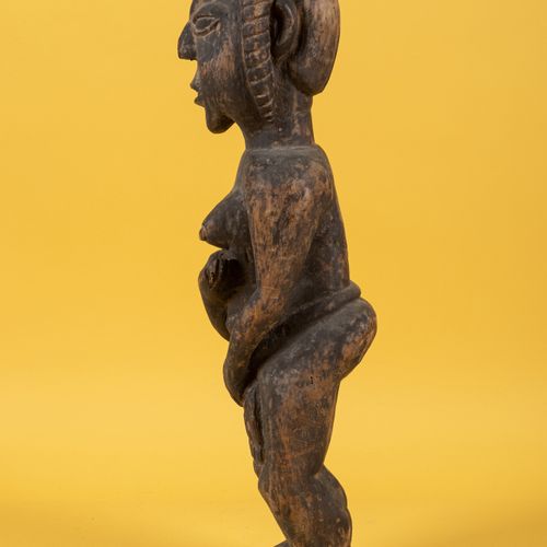 TCHAD Sculpture féminine en bois sculpté patinée, représentée debout, une main s&hellip;
