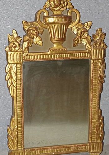 Null Petit miroir à fronton en bois sculpté et doré à décor feuillages et canaux&hellip;
