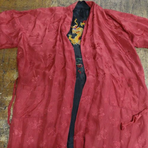 Robe réversible ouvrant par le milieu, en soie noire d'un côté, et rouge de l'au&hellip;