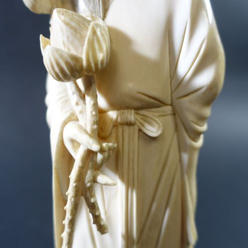 Sujet en ivoire représentant un philosophe tenant deux boutons de lotus dans la &hellip;