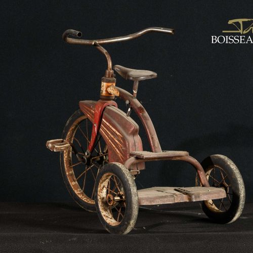 Null MURRAY. Vélo tricycle en tôle laquée rouge. Usure, rouille. Long.: 8à cm - &hellip;
