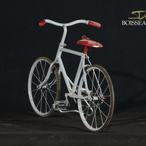 Null Vélo style 1920 repeint gris, poignées et selle en résine. Long.: 100 cm - &hellip;