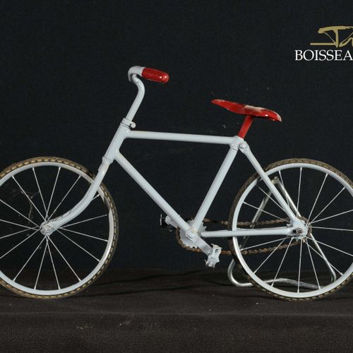 Null Vélo style 1920 repeint gris, poignées et selle en résine. Long.: 100 cm - &hellip;