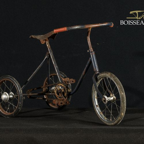 Null Vélo tricycle en tôle laqué noir années 1920. Usures, rouille. Long.: 80 cm&hellip;