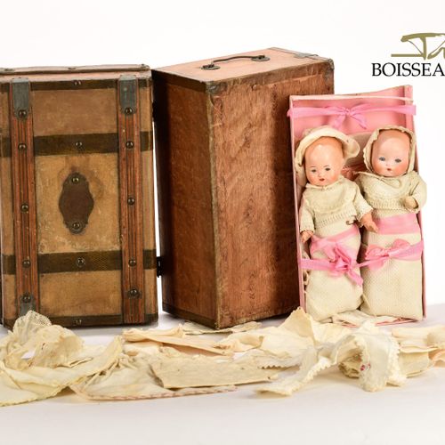 Null Armand Marseille, Germany.
 Puppenkoffer mit zwei kleinen gewickelten Puppe&hellip;