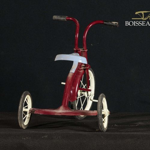 Null Vélo tricycle - repeint bordeaux. Long.: 60 cm - l: 45 cm
vendu en l'état