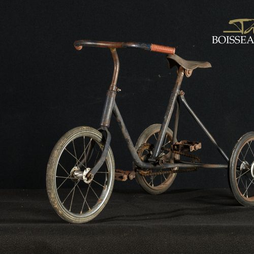 Null Vélo tricycle en tôle laqué noir années 1920. Usures, rouille. Long.: 80 cm&hellip;