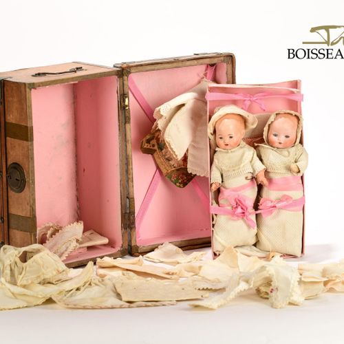 Null Armand Marseille, Germany.
 Puppenkoffer mit zwei kleinen gewickelten Puppe&hellip;