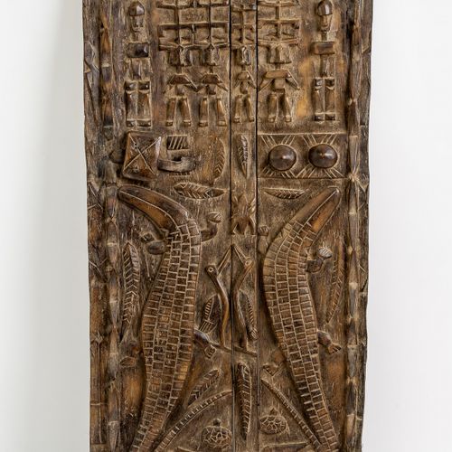Kornspeichertür 木头，雕刻的。正面是鳄鱼、鸟、海龟和人类的形象描述。(岁月的痕迹)。马里，多贡，20世纪，高120.5厘米。