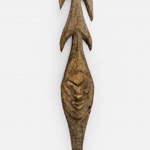 Hakenfigur 木头，雕刻的。底部是双钩，中间是倒立的脸，渐渐到顶部。(小碎片)。巴布亚新几内亚，20世纪初。 长87厘米。