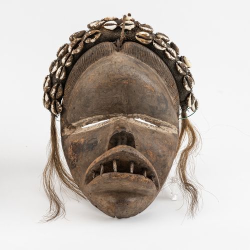Gesichtsmaske Carved wood, cotton fibers. Curved forehead, above bulge with cowr&hellip;