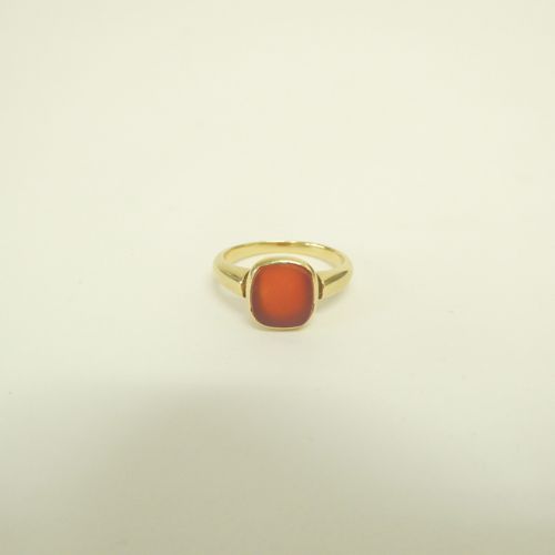 Kleiner Ring GG，585。 镶嵌着一个方形的、抛光的红玉髓石碑。52级，3.4克。