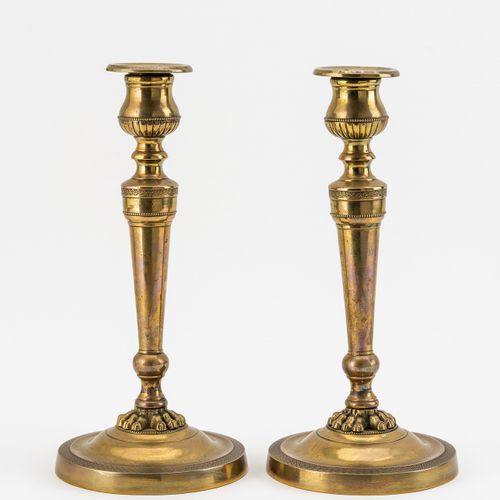 Paar Leuchter 金属，镀铜。帝国风格的单灯烛台。圆形支架，带爪子脚的异形轴，钟形壶嘴。可能是法国，19世纪。 高28厘米。