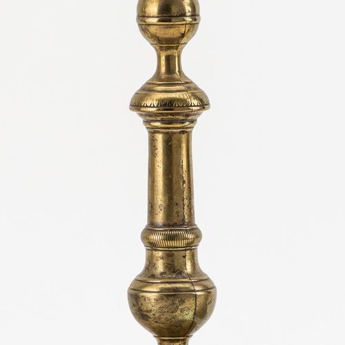 Leuchter 黄铜。圆形支架，异形茎，钟形壶嘴，精细凿刻的装饰（支架略微褪色）。单一的火焰。19世纪，高26.5厘米。