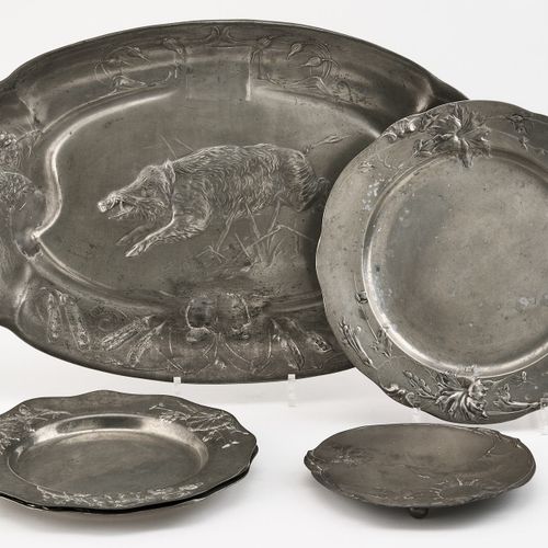 Konvolut Zinn. Bestehend aus einer Kayserzinn-Platte mit Wildschweindekor (rep.)&hellip;