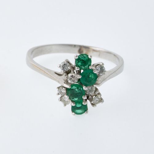 Smaragd-Brillant-Ring WG 585. Kopf in Krappenfassungen besetzt mit vier rund fac&hellip;