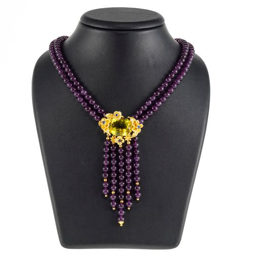 Null *Collier de deux rangs de perles d'améthystes retenant un motif floral sert&hellip;