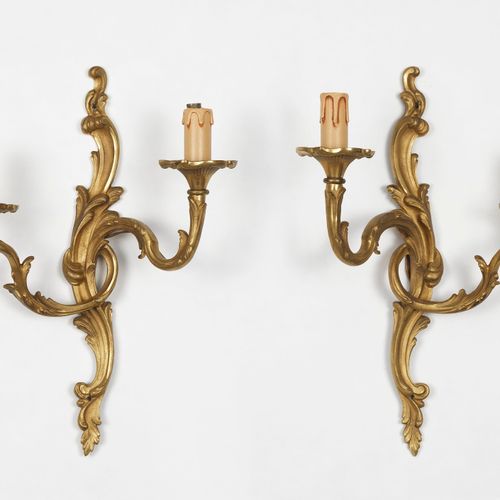 Null Paires d'appliques à deux lumières de style Louis XV 

Bronze doré, H 34 cm
