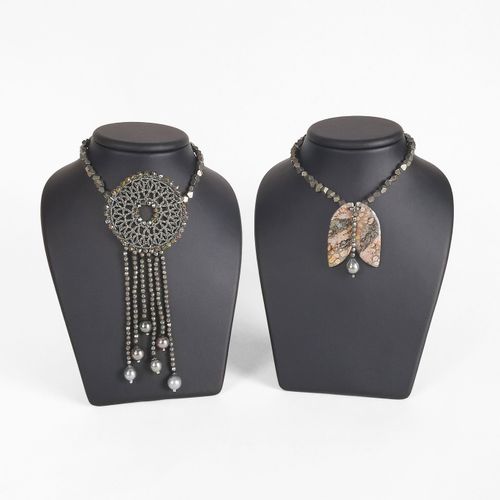 Null Lot de deux colliers

Composés de perles de pyrite retenant des perles de T&hellip;
