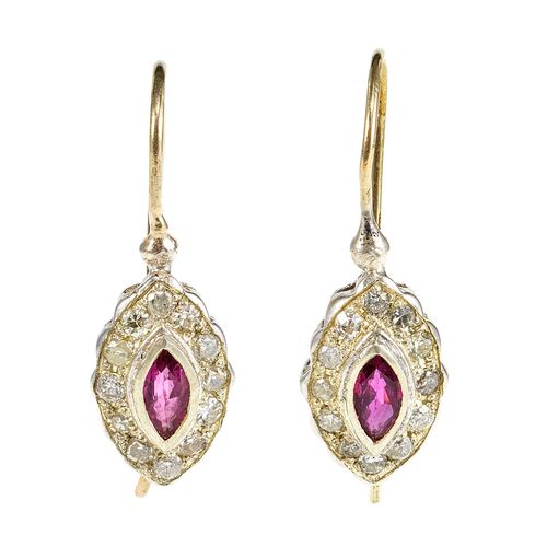 Null *Boucles d'oreilles serties de rubis taille marquise entourés de diamants

&hellip;