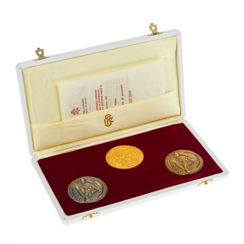 Null Coffret de trois médailles annuelles officielles du Vatican à l'effigie du &hellip;