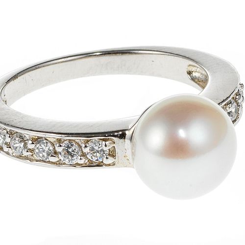 Null Bague sertie d'une perle blanche (D env. 8,5 mm) épaulée d'oxyde de zirconi&hellip;