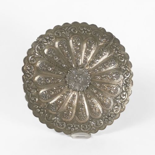 Null Miroir à décor repoussé de fleurs

Empire Ottoman, argent, D 29 cm