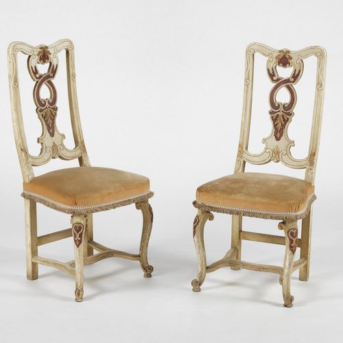 Null Paire de chaises de style vénitien

Bois laqué beige, bordeaux et or