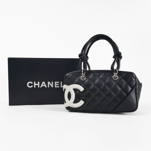 Null Chanel, Cambon, mini sac à main

Cuir matelassé noir et logo blanc, garnitu&hellip;