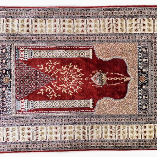Null Tapis de prière en soie

A décor d'un mirhab sur fond rouge, 133x88 cm