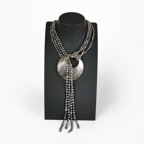 Null Collier cravate multi-rangs de perles grises retenant un important motif en&hellip;