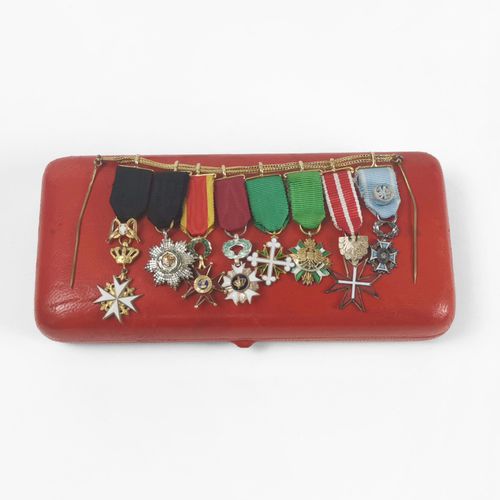 Null Epingle barrette de gala avec huit miniatures de décorations

Métal et émai&hellip;