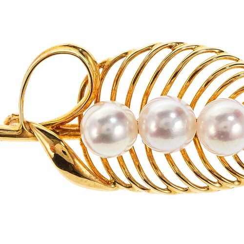 Null Broche-pendentif à motif de feuille ajourée sertie de trois perles japonais&hellip;