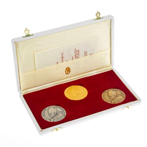 Null Coffret de trois médailles annuelles officielles du Vatican à l'effigie du &hellip;