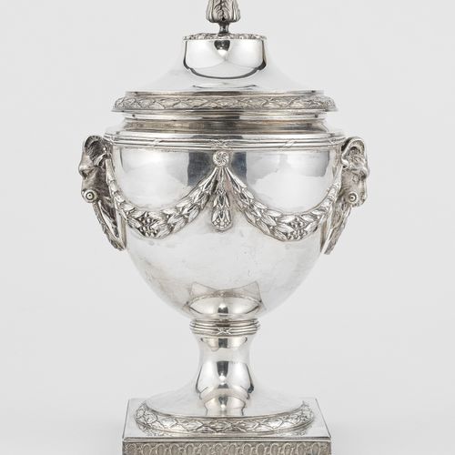 Null Drageoir urne de style néoclassique à motif de laurier et têtes de bélier

&hellip;