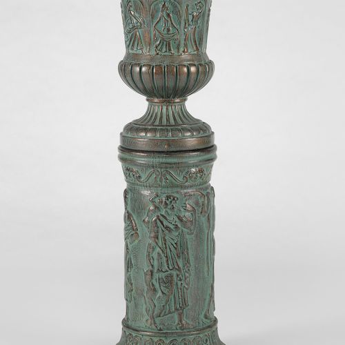 Null Vase sur colonne de style néoclassique

Céramique à patine bronze, H 104 cm