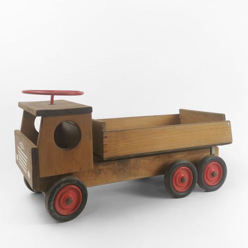 Null Camion Wisagloria

Jouet, bois et métal laqué rouge, L 62 cm