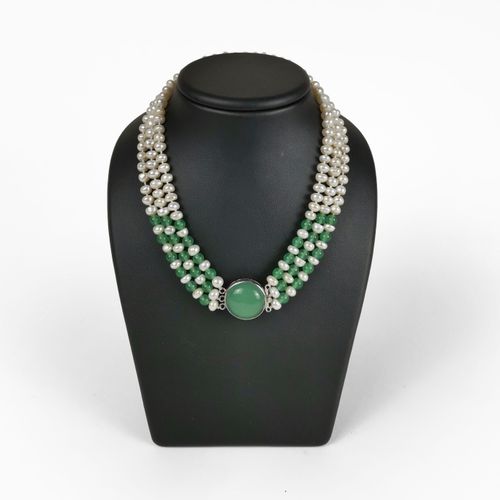 Null Collier composé de trois rangs de perles d'eau douce

Alternées de perles d&hellip;