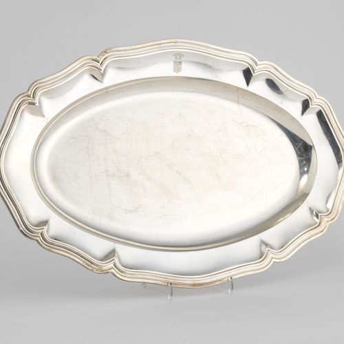 Null Plat ovale armorié Tscharner

Collet, Genève, argent, L 48 cm, 1200 g