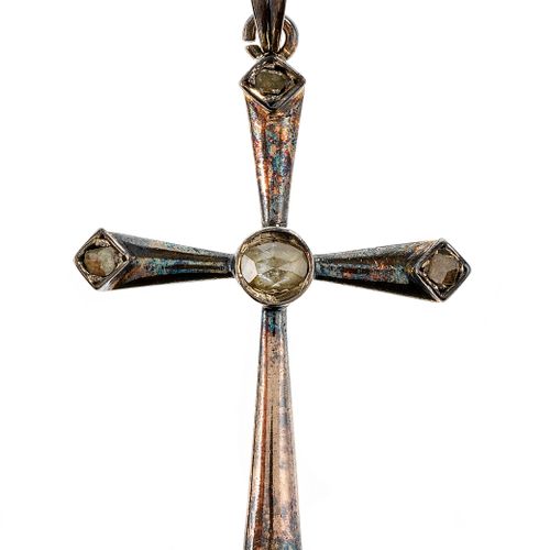 Null Pendentif croix serti de roses de diamants

Or bas titre, H 4 cm