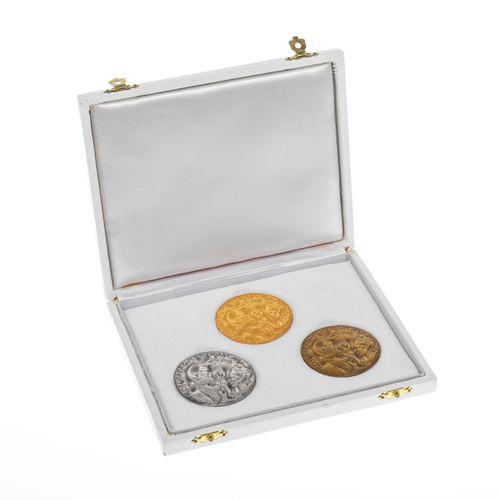 Null Coffret de trois médailles annuelles officielles du Vatican à l'effigie du &hellip;