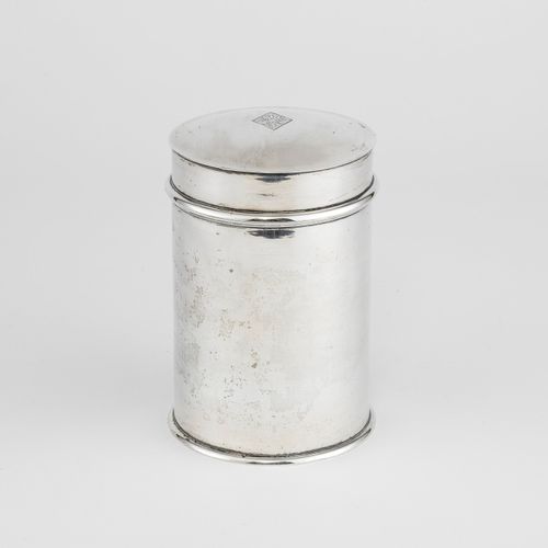 Null Boîte cylindrique armoriée Miescher

Pochon, Berne, argent, H 13 cm, 340 g
