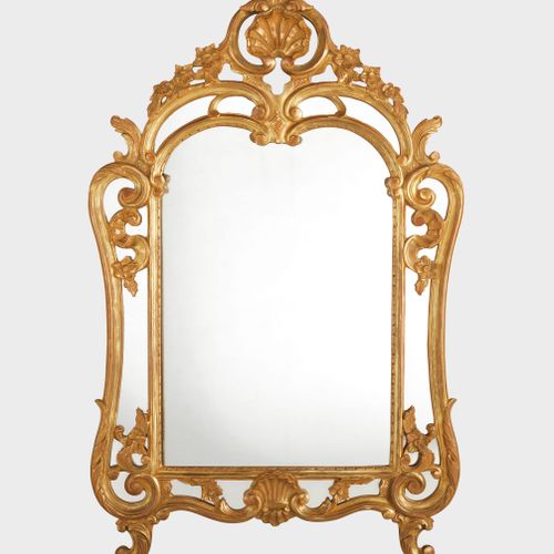 Null Miroir à parecloses de style louis XV 

Bois stuqué et doré, 113x72 cm