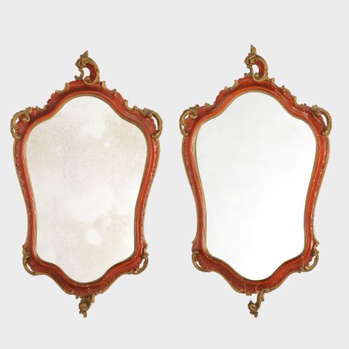 Null Paire de miroirs italiens, XIXe s

Bois doré et laqué rouge, 70x42 cm