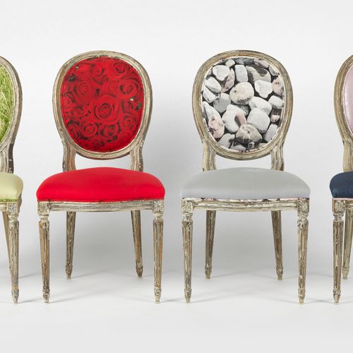 Null Quatre chaises de style Louis XVI 

Bois cérusé et tissus modernistes